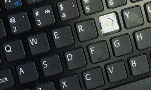 Cómo deshabilitar el teclado de una computadora portátil en Windows 10