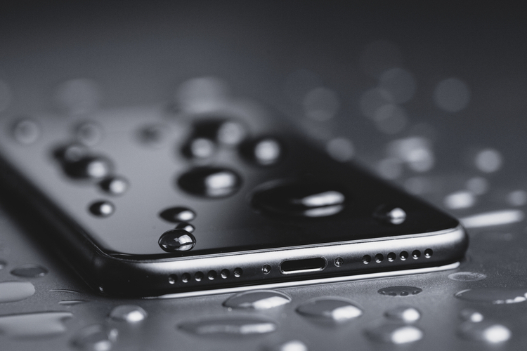 Cómo expulsar agua de tu iPhone usando los atajos de Siri